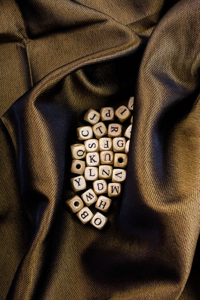 Cubos de letras de madera
  - Foto, Imagen