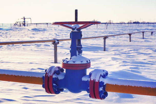 Olie, gasindustrie. Groep boorputten en ventiel armatuur, gas condit - Foto, afbeelding