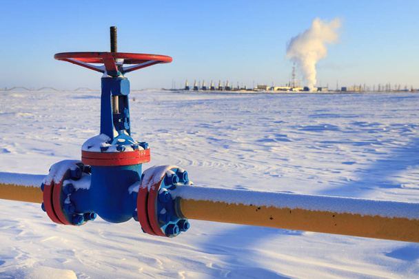 Olie, gasindustrie. Groep boorputten en ventiel armatuur, gas condit - Foto, afbeelding