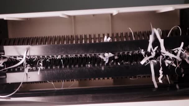 Detailní záběr drtiče papíru, který důkladně řeže papír pro plynulé ničení dat - Záběry, video