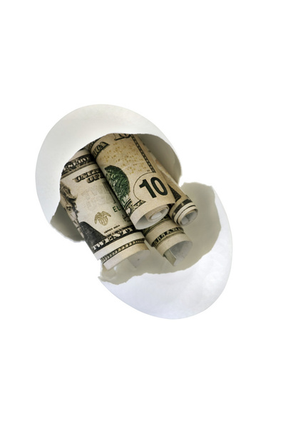Huevo roto con dinero falso
 - Foto, imagen