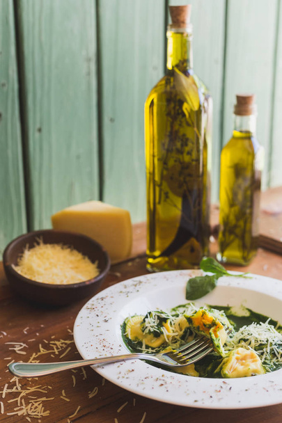 Sorrentino parmesan peyniri ve zeytinyağı ahşap bir masa üzerinde - Fotoğraf, Görsel