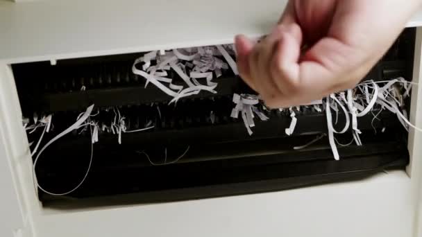 Detailní záběr drtiče papíru, který důkladně řeže papír pro plynulé ničení dat - Záběry, video