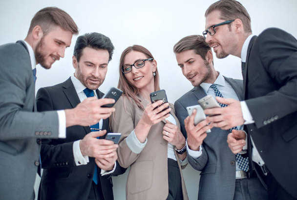 група бізнесменів, які читають повідомлення на телефонах
 - Фото, зображення