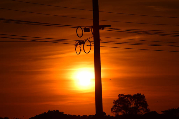 Закат с электрическими столбами
 - Фото, изображение