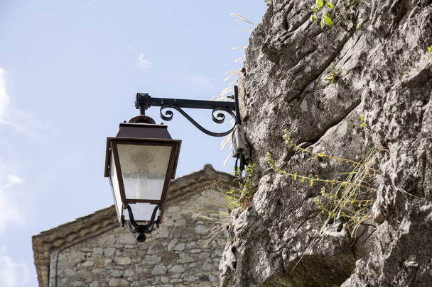 старый исторический фонарь прямо прикрепленный к скале
 - Фото, изображение