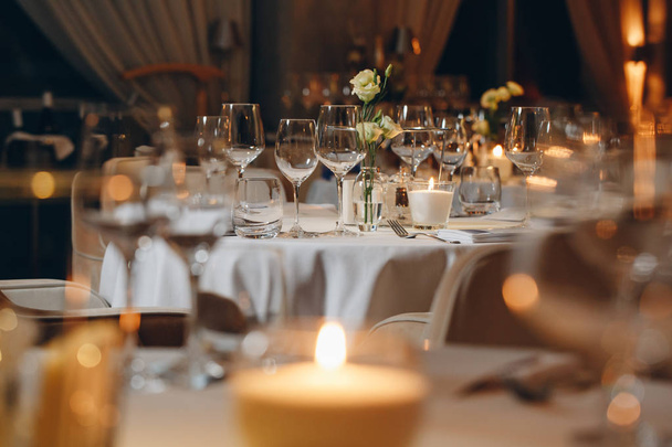 luxury elegant table setting dinner in a restaurant tableware - Foto, Imagen