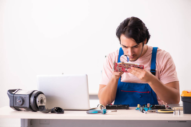 Jeune entrepreneur masculin réparer l'ordinateur - Photo, image