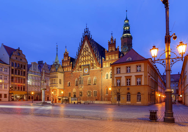 Plaza del Mercado de Wroclaw por la noche. - Foto, imagen