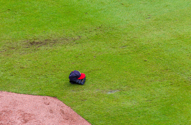 Baseball Hat ja käsine kentällä
 - Valokuva, kuva