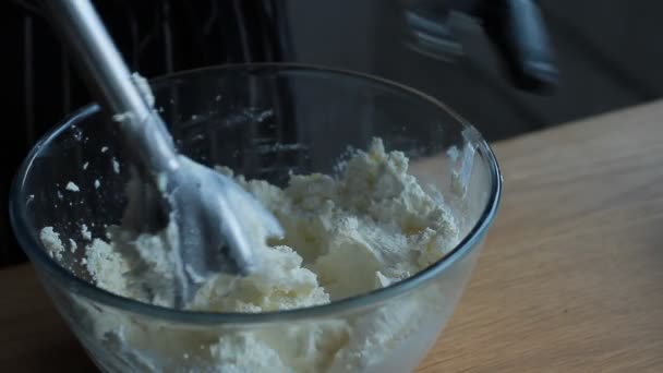 Crema de cocina de cuajada, queso crema y crema para hacer pastel de nuez y plátano, el proceso completo de hacer un pastel, material de archivo
 - Imágenes, Vídeo