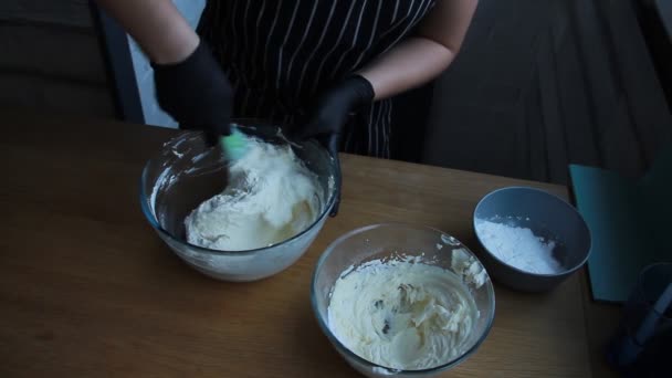 Gotowania śmietany twaróg, serek i krem do produkcji orzechów banana ciasto, pełny proces tworzenia ciasto, Stockowy - Materiał filmowy, wideo