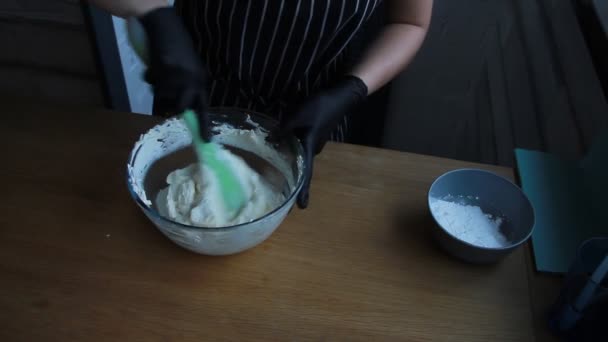 Gotowania śmietany twaróg, serek i krem do produkcji orzechów banana ciasto, pełny proces tworzenia ciasto, Stockowy - Materiał filmowy, wideo
