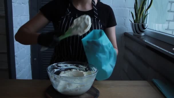Vaření krém tvaroh, smetanový sýr a smetanu pro výrobu matice Banánový koláč, celý proces tvorby dort, stopáže - Záběry, video