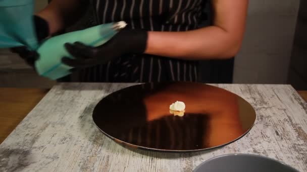 A dió-banán torta rétegek, elkenődött szirup, vaj krém alkalmazása, kitöltve a tömés, az egész folyamat, hogy a torta, stock footage szerelés - Felvétel, videó