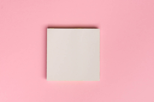 Top view flat lay picture with blank notepad page on colored surface - Fotoğraf, Görsel