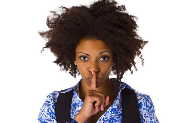 Joven afroamericano diciendo shhh
 - Foto, Imagen