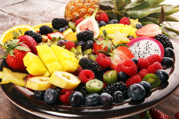 新鮮な果物と果実のサラダ。健康的なフルーツ サラダ  - 写真・画像