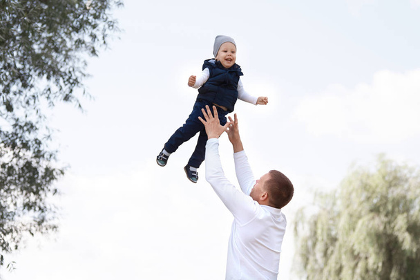 loving father playing with his son in spring Park. - Foto, Bild