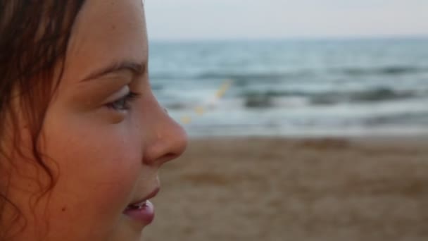 Küçük kız denizin üzerinde duruyor. - Video, Çekim