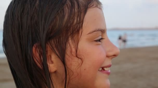 Little girl is standing over the sea - Filmmaterial, Video