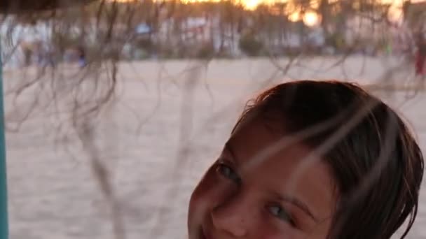 小さな女の子が海の上に立っている - 映像、動画