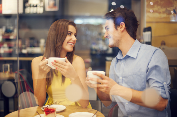 Dos en la cafetería disfrutando del tiempo que pasan juntos
 - Foto, imagen