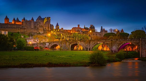 Widok na oświetlony fortyfikacji Carcassonne, Francja - Zdjęcie, obraz