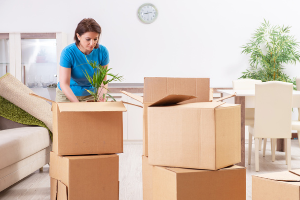 Middle-aged woman moving to new flat - Foto, afbeelding