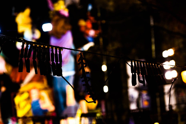 Σιλουέτα του fallas κροτίδες από ένα mascleta στη Βαλένθια. - Φωτογραφία, εικόνα