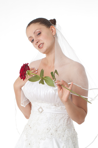 nevěsta v bílém s červenou růží - Fotografie, Obrázek