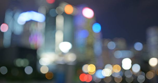 Vista borrosa de la calle de la ciudad por la noche - Foto, imagen
