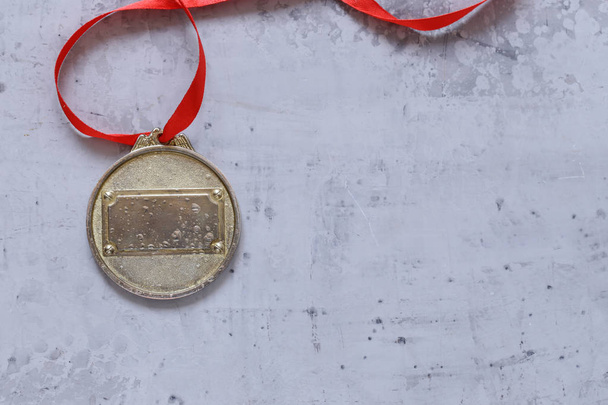 kırmızı kurdele, zafer ve ilk sırada yer ile altın madalya - Fotoğraf, Görsel