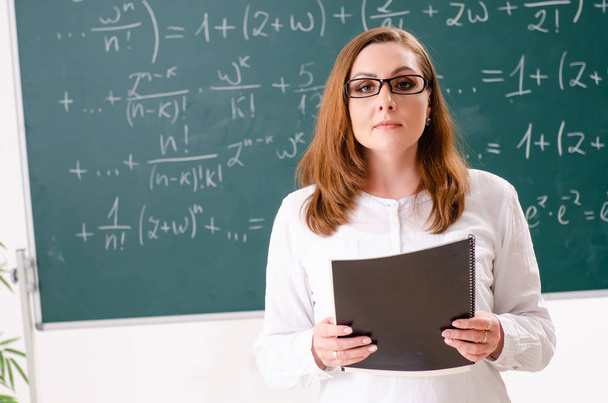 Mathematiklehrerin im Klassenzimmer - Foto, Bild