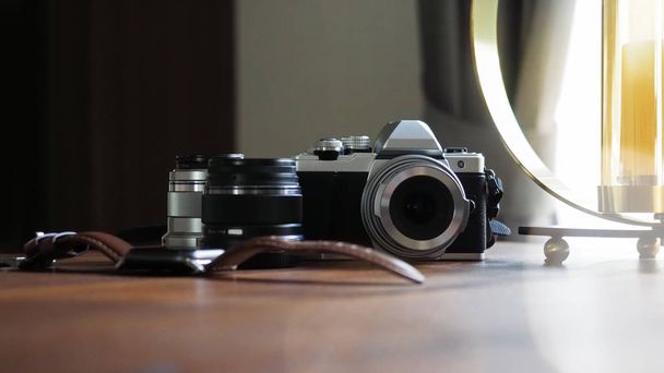 クラシック カメラ デジタル時計木製机の上のクローズ アップ、 - 写真・画像
