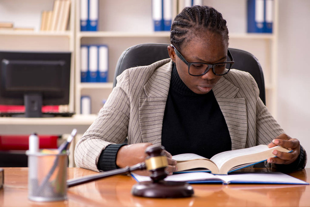 Fekete női ügyvéd courthouse - Fotó, kép
