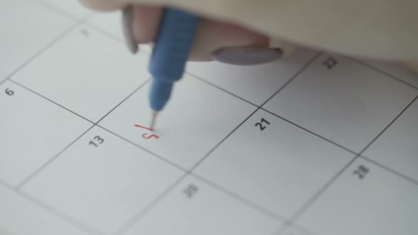 Ženy ruční psaní s červeným perem na kalendářní slovo nakupování - Záběry, video