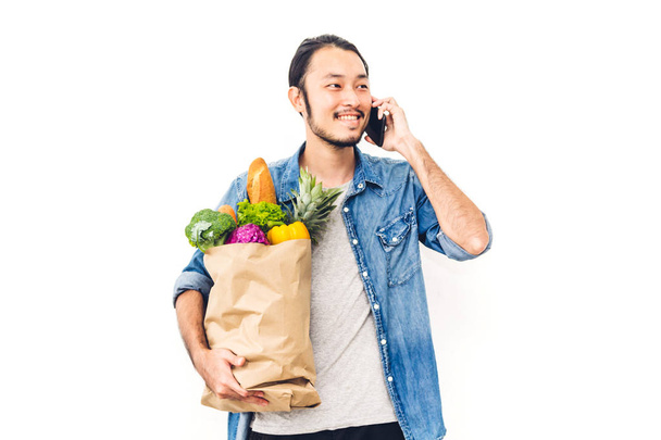 Mies tilalla ostoksia paperipussi hedelmiä ja vihanneksia whit
 - Valokuva, kuva
