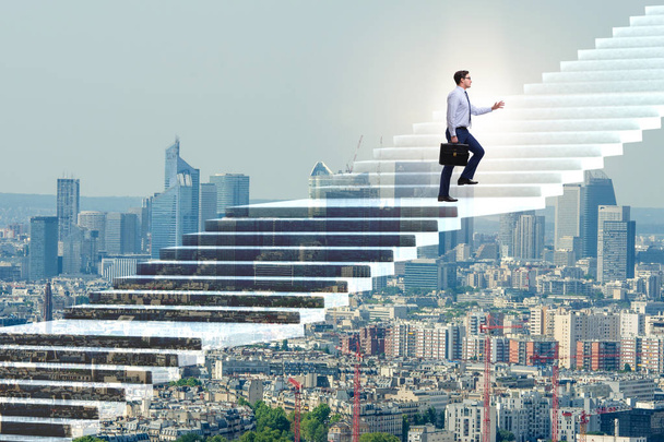 Homme d'affaires escalade échelle de carrière au-dessus de la ville
 - Photo, image