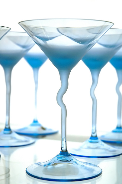 Cinco copos de cocktail no fundo isolado
 - Foto, Imagem