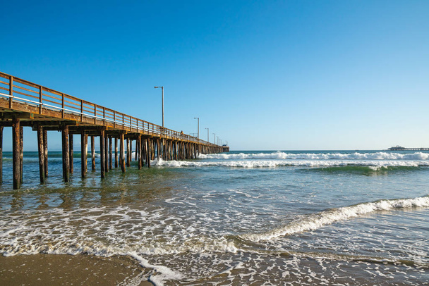 Pasifik Okyanusu ve uzun ahşap İskelesi, Avila Beach, Kaliforniya - Fotoğraf, Görsel
