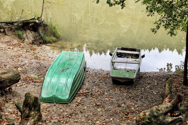Старые весельные лодки на берегу реки
 - Фото, изображение