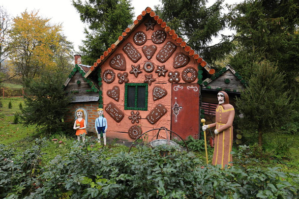 Pohádkový dům pokryté sladkosti a Jack a Jill se čarodějnice  - Fotografie, Obrázek