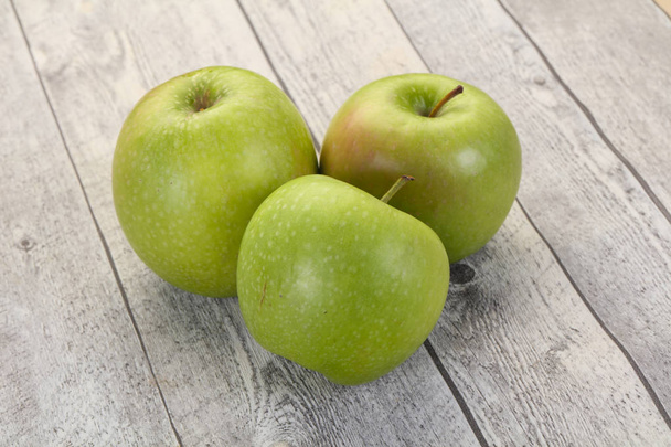 Zielony dojrzałe słodkie soczyste jabłko - Zdjęcie, obraz