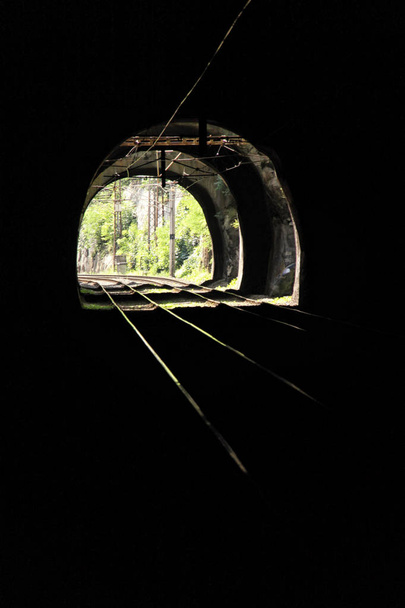 Στο εσωτερικό της σήραγγας σιδηροδρομικής γραμμής δύο σιδηροδρομικών - Φωτογραφία, εικόνα