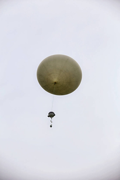 Метеорологический зонд на белом шаре
 - Фото, изображение