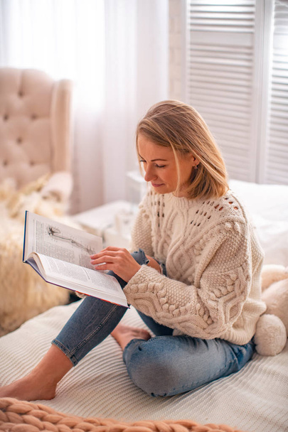 woman reading a book on the bed - Φωτογραφία, εικόνα