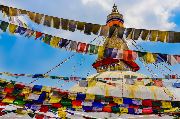 Bouddhanath stupa et drapeaux bouddhistes colorés
 - Photo, image