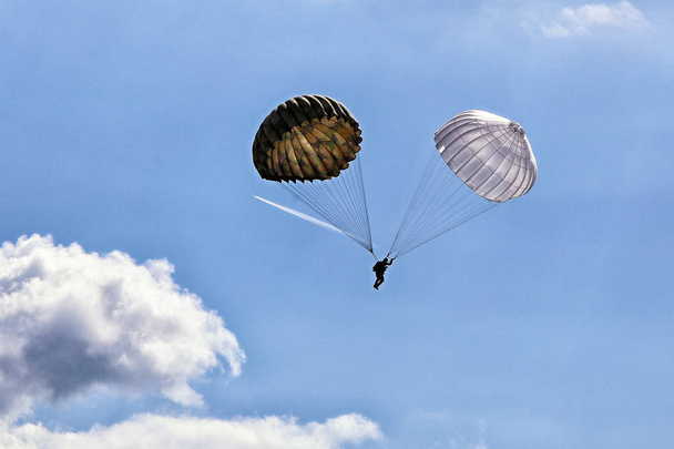 Один десантник с винтажными парашютами
 - Фото, изображение