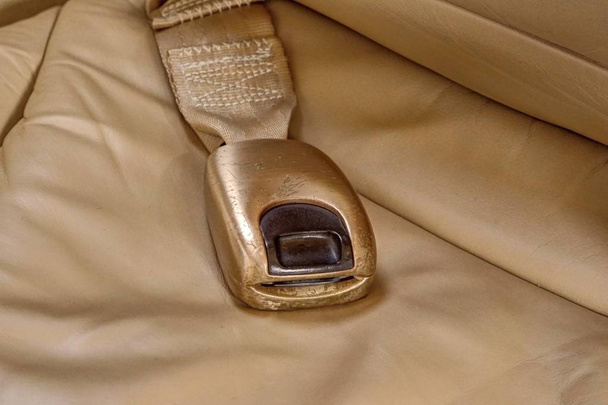 Detail van gouden gesp van business jet stoel - Foto, afbeelding